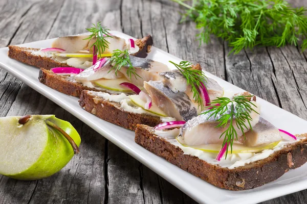 Sándwich con filetes de arenque, cebolla, pepino en escabeche y eneldo —  Fotos de Stock