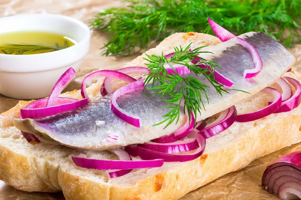 Filetes de arenque con cebolla y rodaja de lima, primer plano —  Fotos de Stock