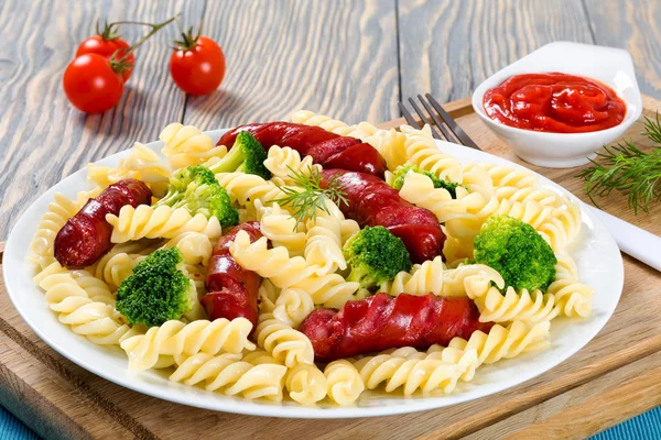 Ensalada de pasta con brócoli y salchichas a la parrilla, primer plano —  Fotos de Stock