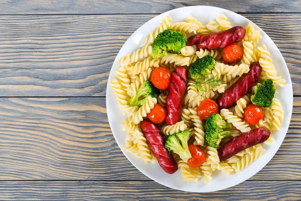 Délicieuse salade de pâtes Spirale au brocoli, saucisses grillées et un — Photo