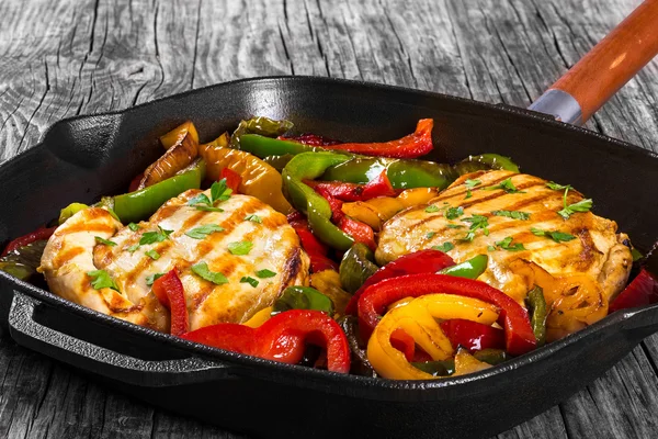 Grilled Chicken breast fillet and fried bell pepper, top view — Stock Photo, Image