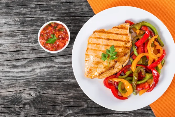 Filete de pechuga de pollo a la parrilla y pimiento frito, vista superior —  Fotos de Stock