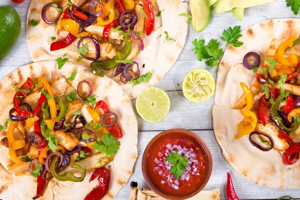 Homemade chicken Fajitas with vegetables, lime and salsa sauce, — Stock Photo, Image