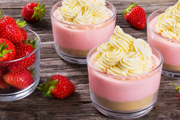 Jahodový Cheesecake Mousse poháry zdobené domácí zmr — Stock fotografie