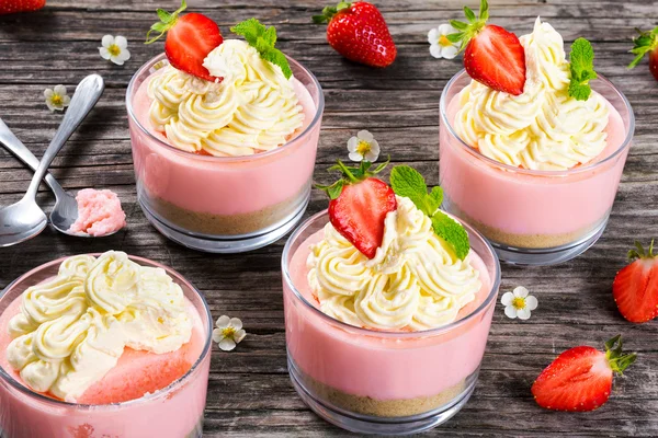 Jahodový Cheesecake Mousse poháry zdobené šlehačkou a — Stock fotografie