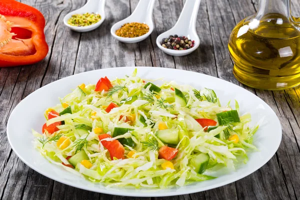 Ensalada de col de primavera con pimiento, maíz y eneldo, primer plano —  Fotos de Stock