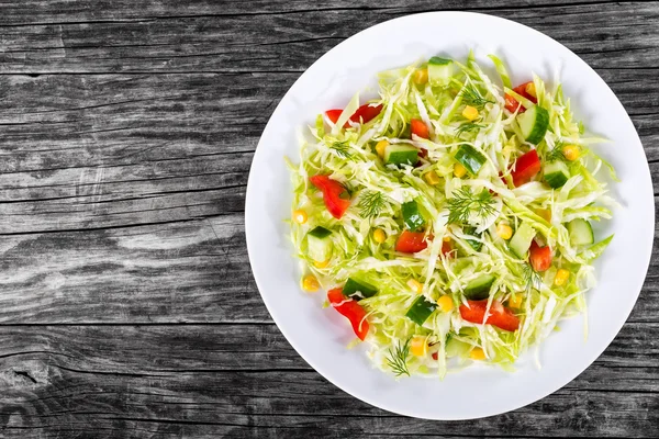 Spring cabbage salad with bell pepper, corn and dill, close-up — Stock Photo, Image