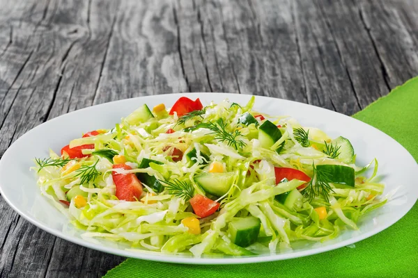 Insalata di cavolo di primavera a basso contenuto calorico, primo piano , — Foto Stock