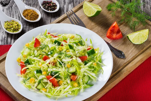 Spring cabbage salad with bell pepper, corn and dill, close-up — Stock Photo, Image