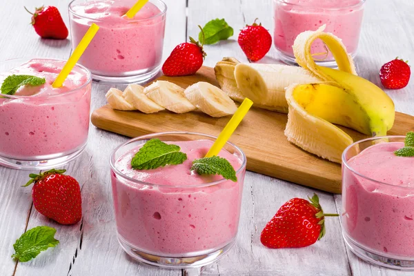 Smoothies à la banane aux fraises Tasses avec pailles, gros plan — Photo