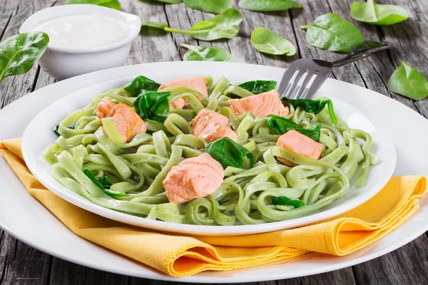 Pâtes au saumon et aux épinards Fettuccine sur des plats blancs — Photo