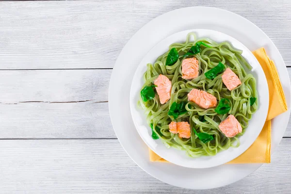 Pâtes au saumon et aux épinards Fettuccine sur des plats blancs — Photo