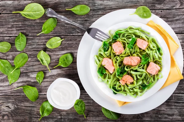 Lazac, és a spenótos Fettuccine tészta, a fehér edények — Stock Fotó