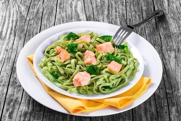 Salmon and Spinach Fettuccine pasta on white dishes — Stock Photo, Image