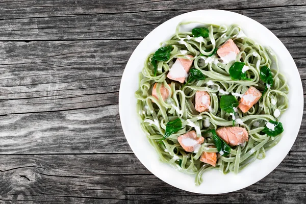 Salmon and Spinach Fettuccine pasta on white dishes — Stock Photo, Image