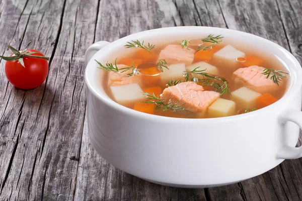 Chowder de salmão saudável na tigela branca com endro — Fotografia de Stock