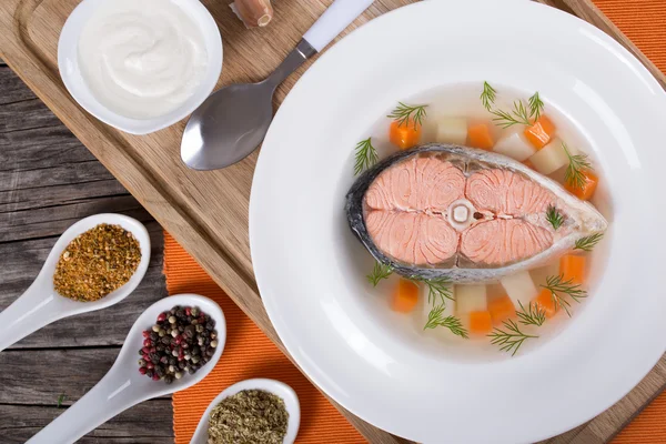 Sopa de salmão com legumes e dil no prato branco — Fotografia de Stock