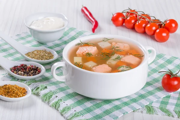 Lachssuppe gewürzt mit Dill in weißer Schüssel — Stockfoto