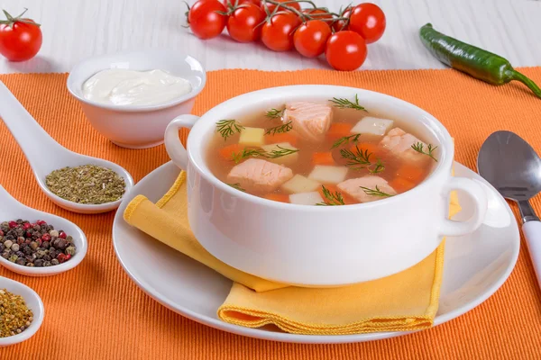 Lachssuppe mit Karotten und Kartoffeln gewürzt mit Dill — Stockfoto