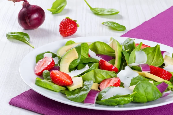 Strawberry,  baby spinach, red onion,  goat cheese and avocado salad — Stock Photo, Image