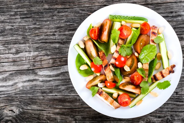 Салат зі свинини на грилі з овочами та шпинатом — стокове фото
