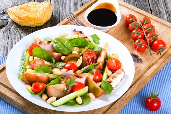 Salade de côtelettes de porc grillées aux légumes et aux épinards — Photo