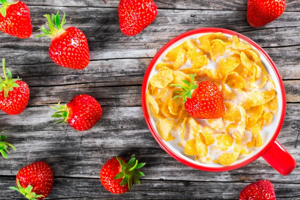 Cornflakes mit Milch und Erdbeeren, Nahaufnahme — Stockfoto