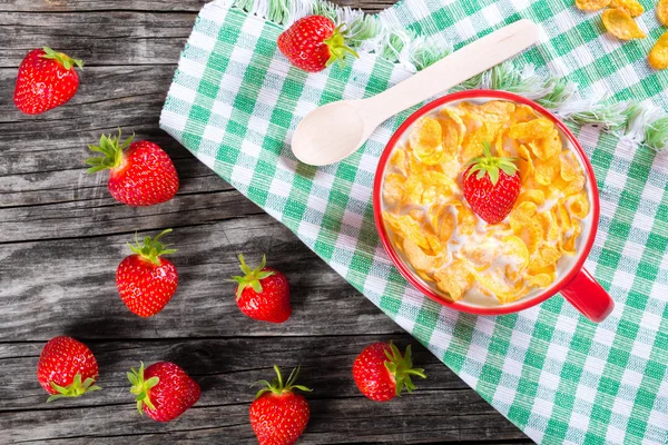 Corn flakes with milk and strawberries, top view — Stock Photo, Image