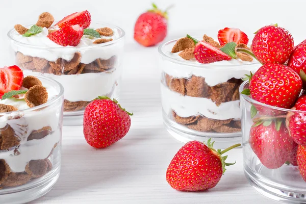 Hausgemachter Joghurt in Tassen mit Vollkornflocken — Stockfoto