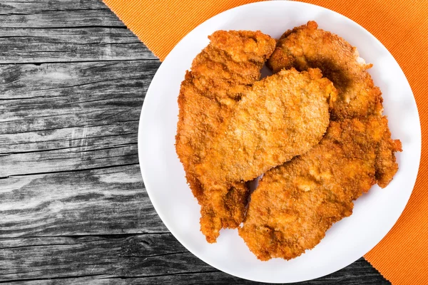 Costeletas de frango fritas em um prato branco, vista superior — Fotografia de Stock