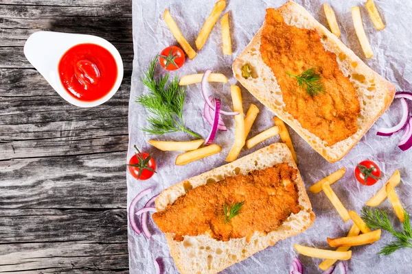 Sandviç ciabatta ve ekmek kırıntı kaplı kızarmış domuz pirzolası — Stok fotoğraf