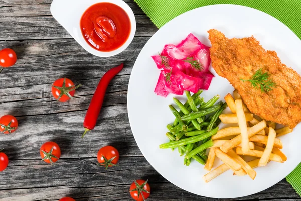 Costeleta de porco frito com batatas fritas, feijão verde e salada — Fotografia de Stock