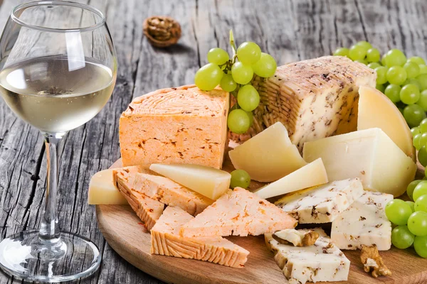 Plyta serów: kozi ser z orzechami włoskimi, przyprawy i winogron — Zdjęcie stockowe