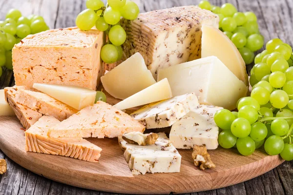 Plyta serów: kozi ser z orzechami włoskimi, przyprawy i winogron — Zdjęcie stockowe