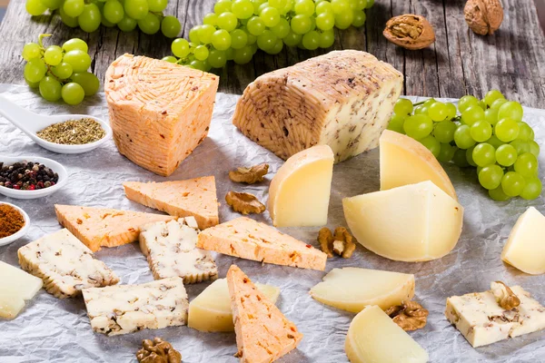 Kozi ser z orzechami włoskimi, przyprawy i winogron — Zdjęcie stockowe