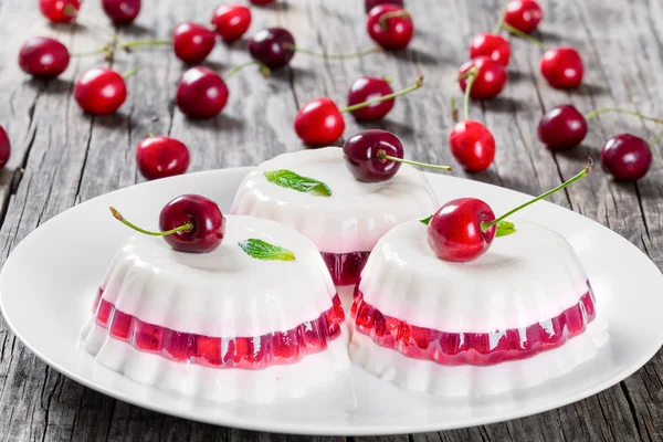 Cherry panna cotta van gezoete crème verdikt met gelatine — Stockfoto