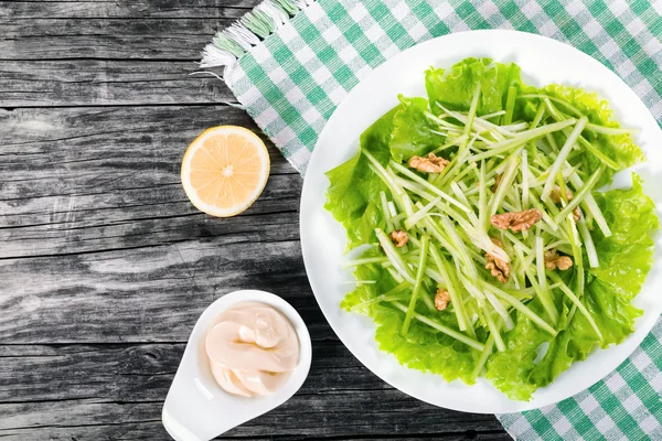 Waldorfsalade met groene appels, selderij en walnoten, top uitzicht — Stockfoto