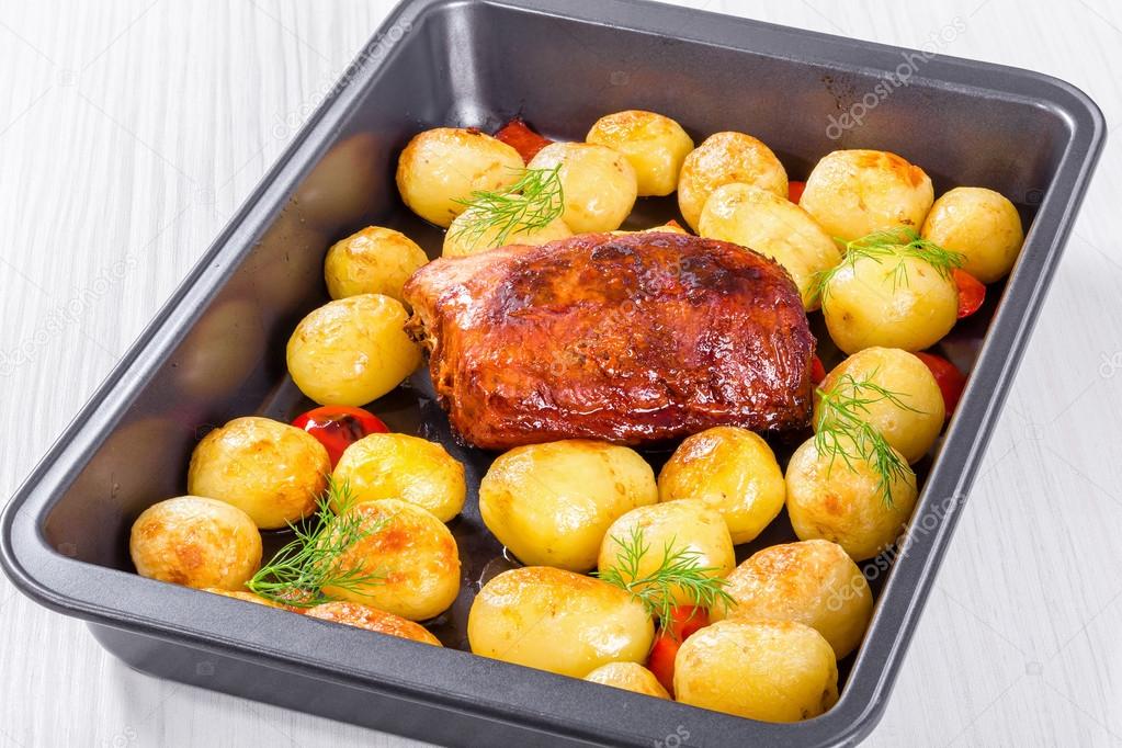 Yeni bir pişirme çanağı içinde domuz eti bonfile patatesle Baked — Stok