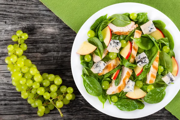 Insalata con petto di pollo, spinaci, sedano, uva e formaggio — Foto Stock