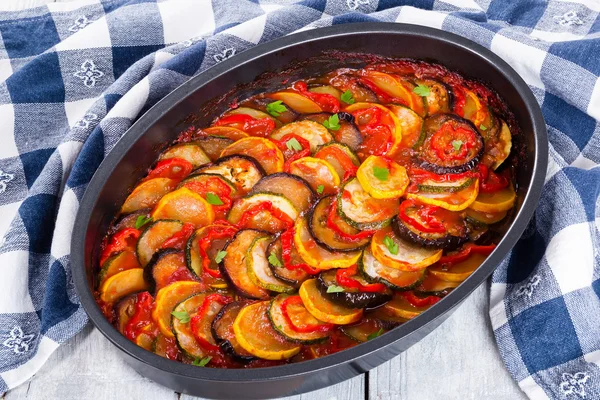 Ratatouille stratificato in una teglia da forno, primo piano — Foto Stock