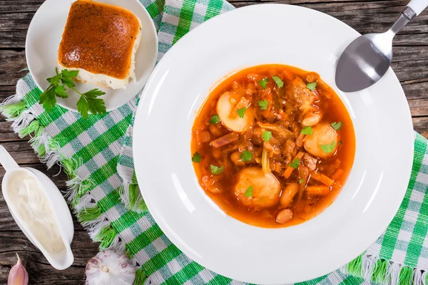 Nieuwe aardappel, kool, rode biet, witte bonen-tomatensoep — Stockfoto