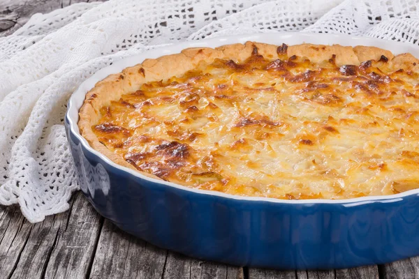 Quiche de cebola francesa ou torta em um prato gratinado — Fotografia de Stock