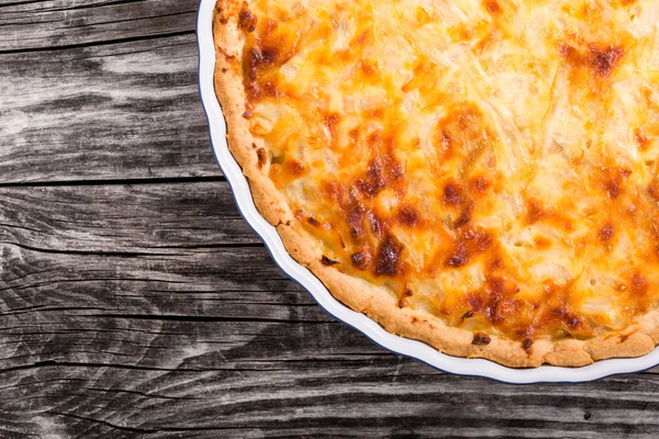 Quiche de cebolla francesa o pastel en un plato rallado — Foto de Stock