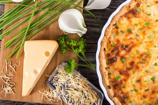 Französischer Zwiebelkäse Quiche oder Kuchen, Nahaufnahme — Stockfoto