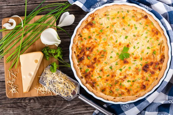 Franse UI kaas quiche, weergave van bovenaf — Stockfoto