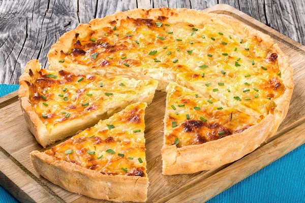 Französische Zwiebelkäse-Quiche, Blick von oben, Nahaufnahme — Stockfoto