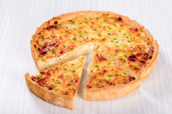 Французский луковый пирог или пирог в тарелке — стоковое фото