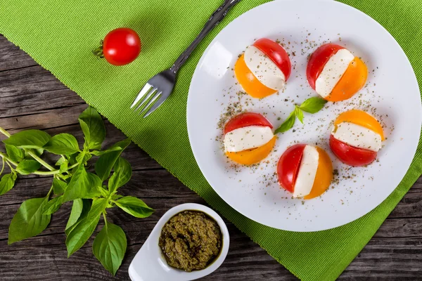 토마토 모 짜 렐 라 샐러드 위에서 흰 접시, 볼 — 스톡 사진