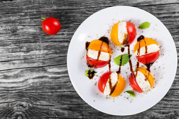 Tomates cerises et salade de caprese au fromage mozarella, gros plan — Photo