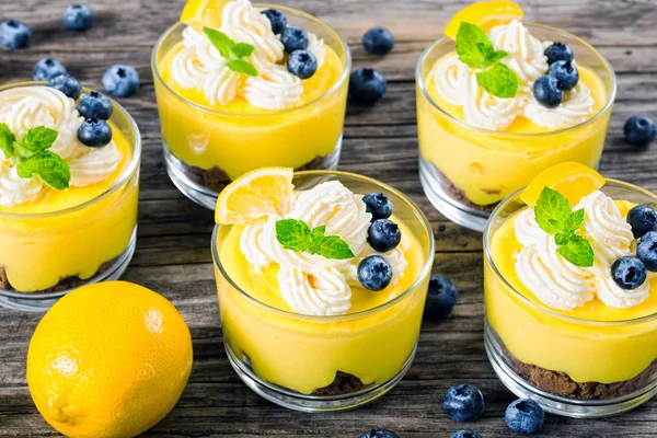 Frisch schmeckendes Sommer-Dessert - Zitronen-Käsekuchenmousse in Tassen — Stockfoto